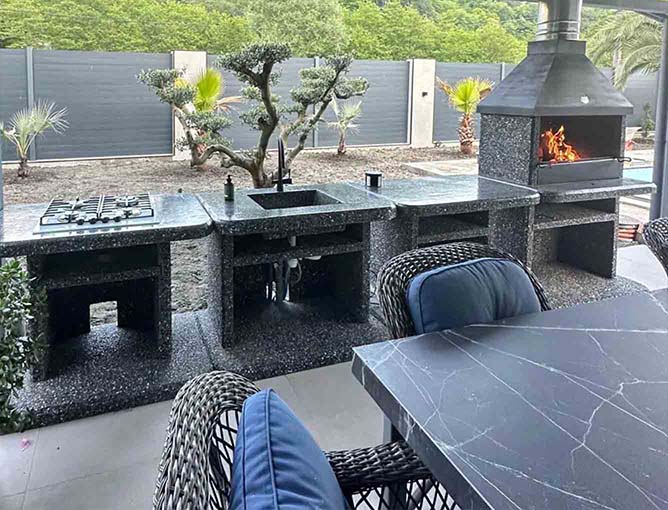 Барбекю-комплекс из полудрагоценного камня